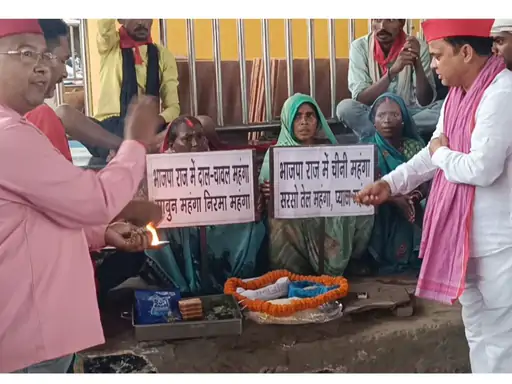 आजमगढ़ में महंगाई के खिलाफ सपा का प्रदर्शन:महिला कार्यकर्ता बोलीं- समाजवादी पार्टी, भाजपा सरकार को सत्ता से बाहर करेगी
